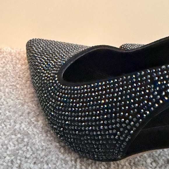 Louis Vuitton Black and Gold Heels - Picture 9 of 10